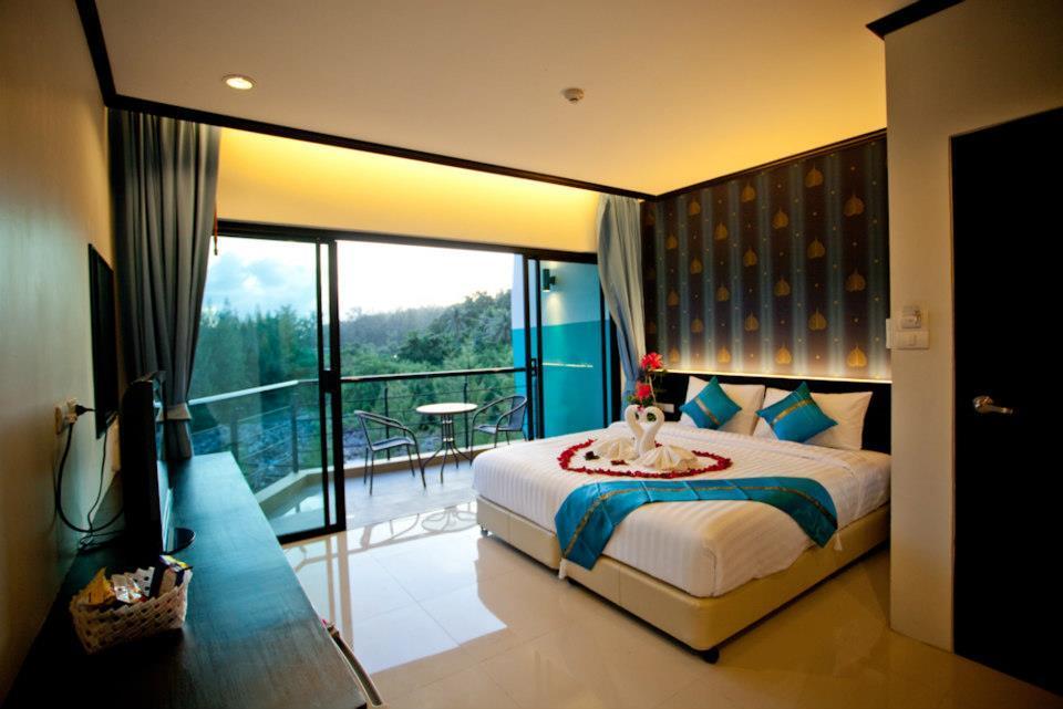 Kata Green Beach Hotel Room photo