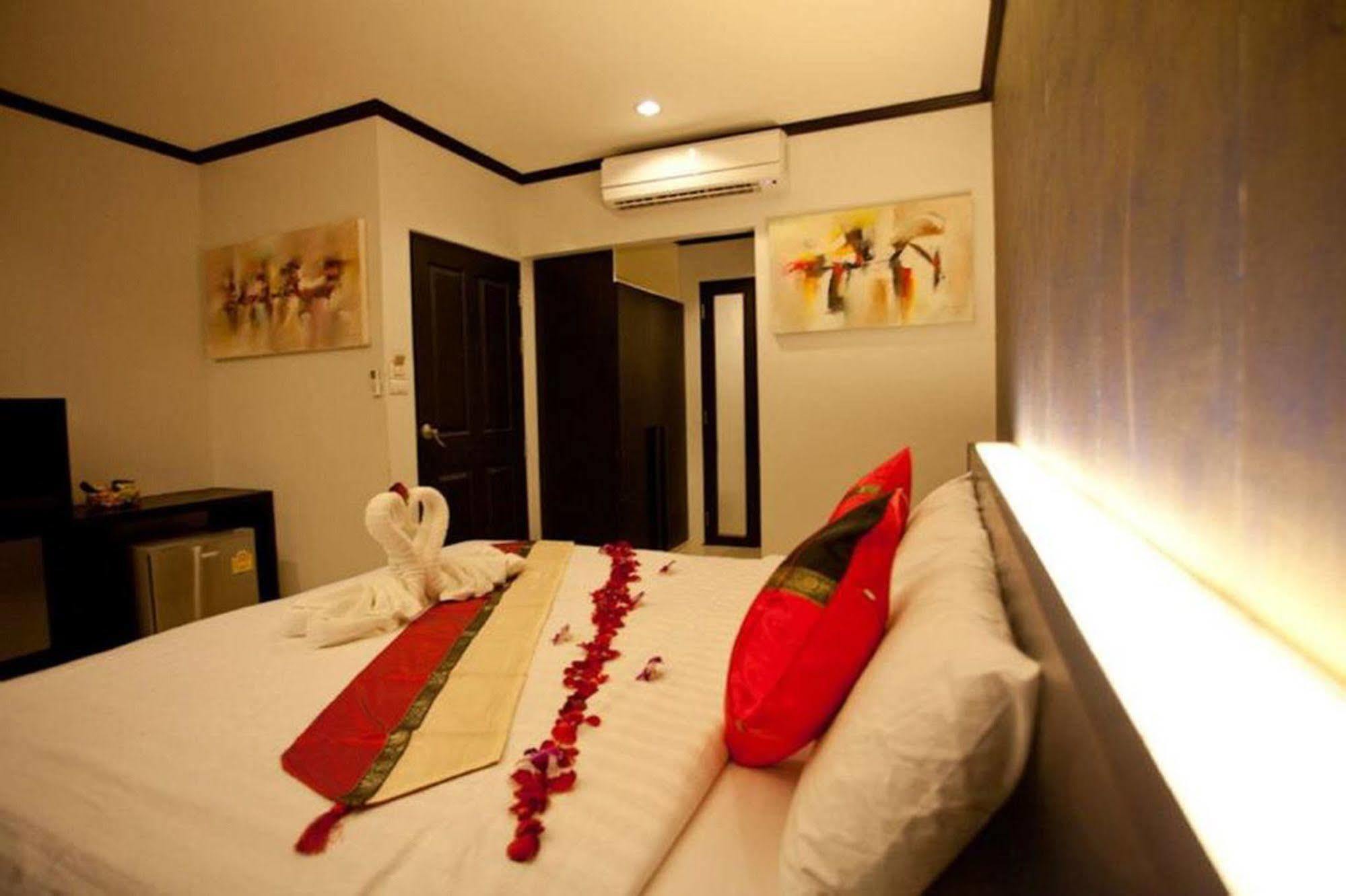 Kata Green Beach Hotel Exterior photo