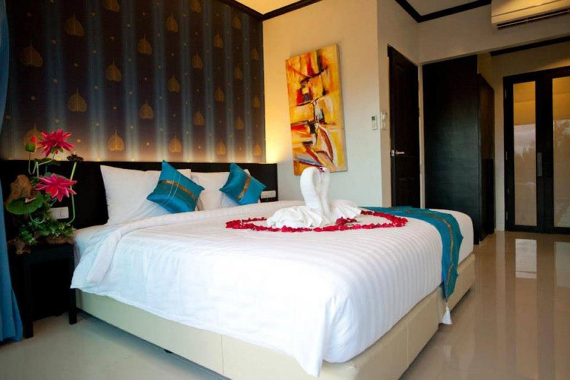 Kata Green Beach Hotel Exterior photo