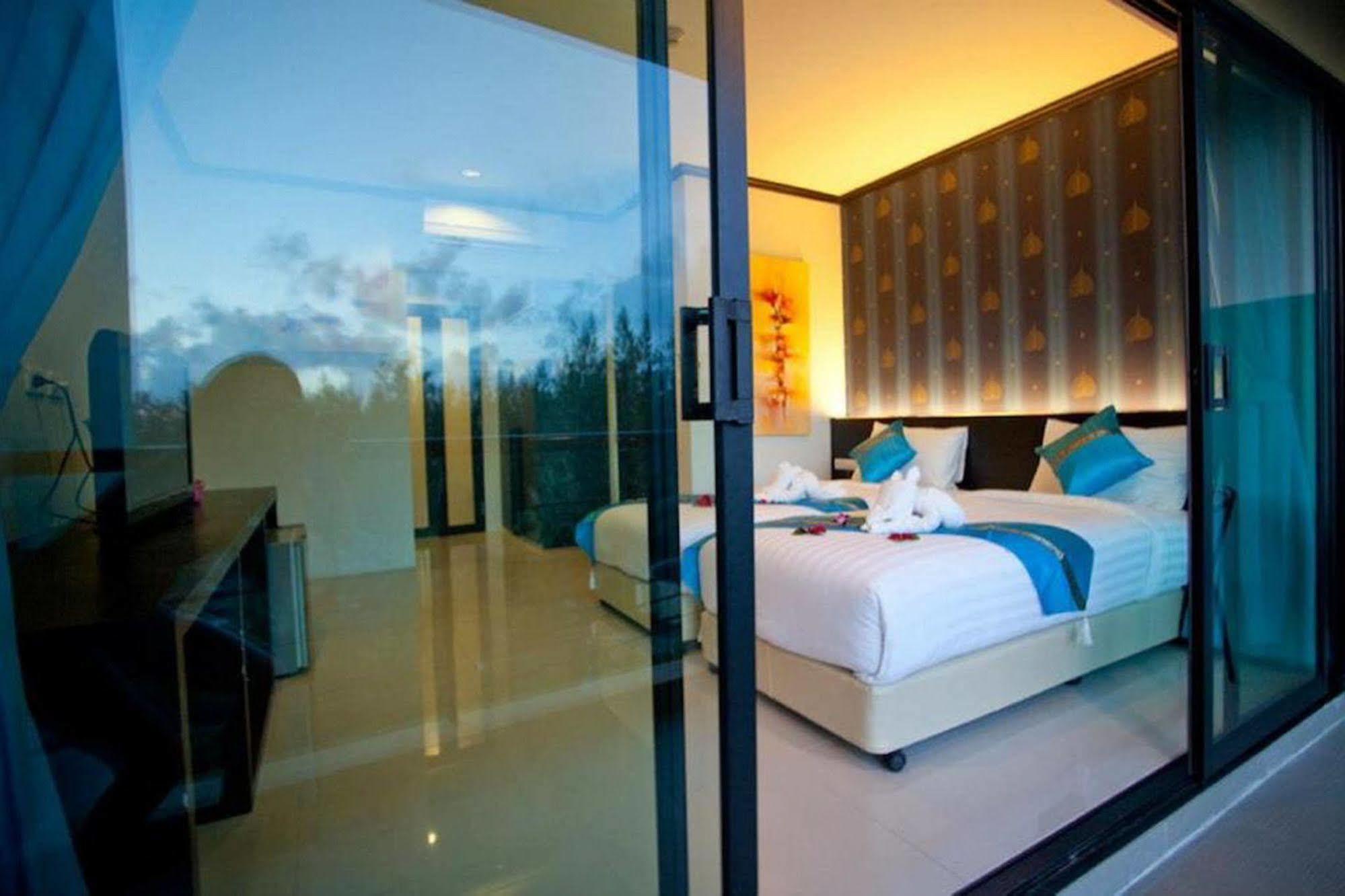Kata Green Beach Hotel Exterior photo