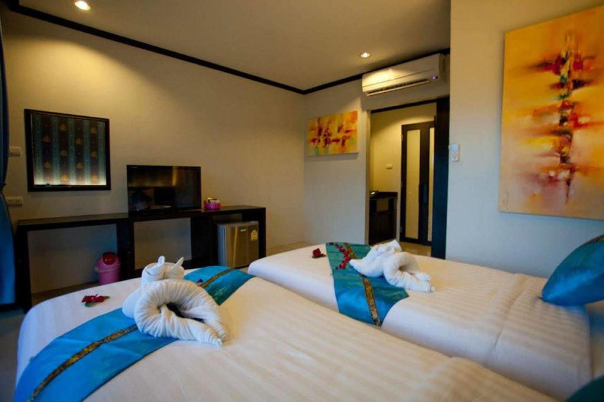 Kata Green Beach Hotel Exterior photo