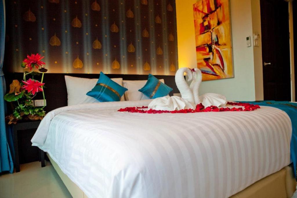 Kata Green Beach Hotel Exterior photo